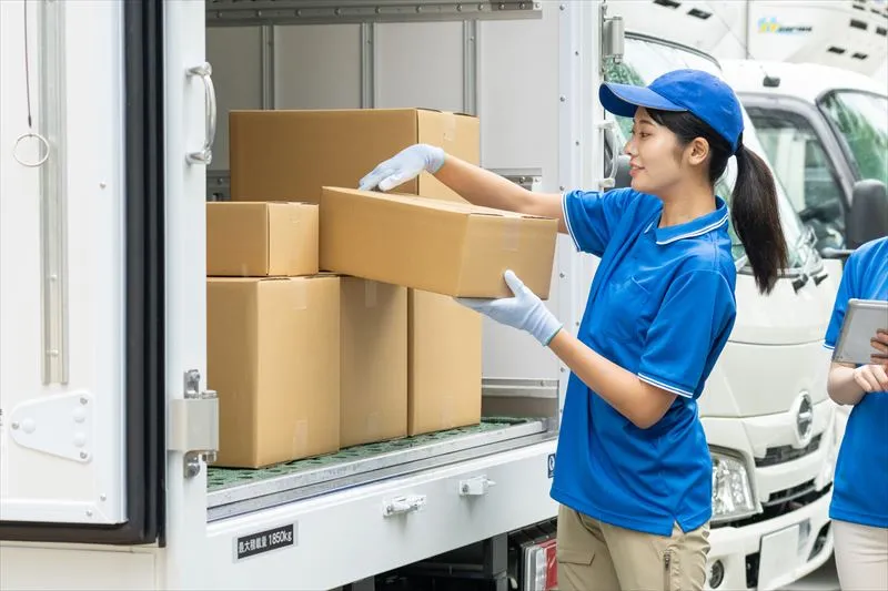 トラックへの荷物の積み方や注意点を解説。手積みやバラ積みのコツは？